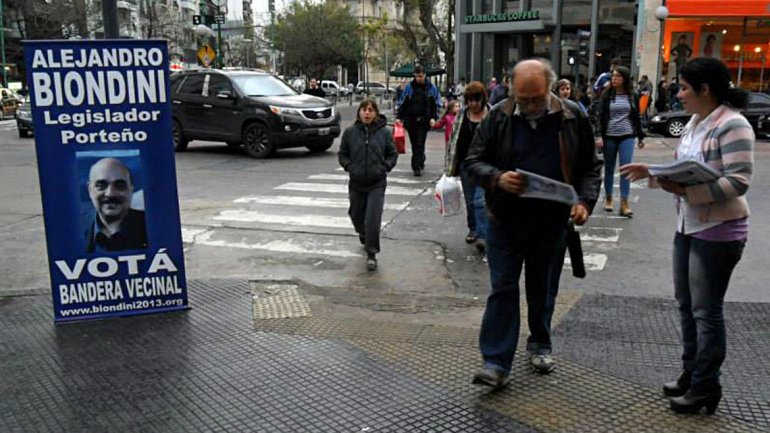 Mesa de propaganda electoral de Bandera Vecinal en la Capital Federal