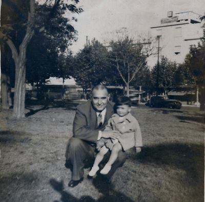 Alejandro Carlos Biondini, de niño, junto a su padre, Héctor Carlos Biondini