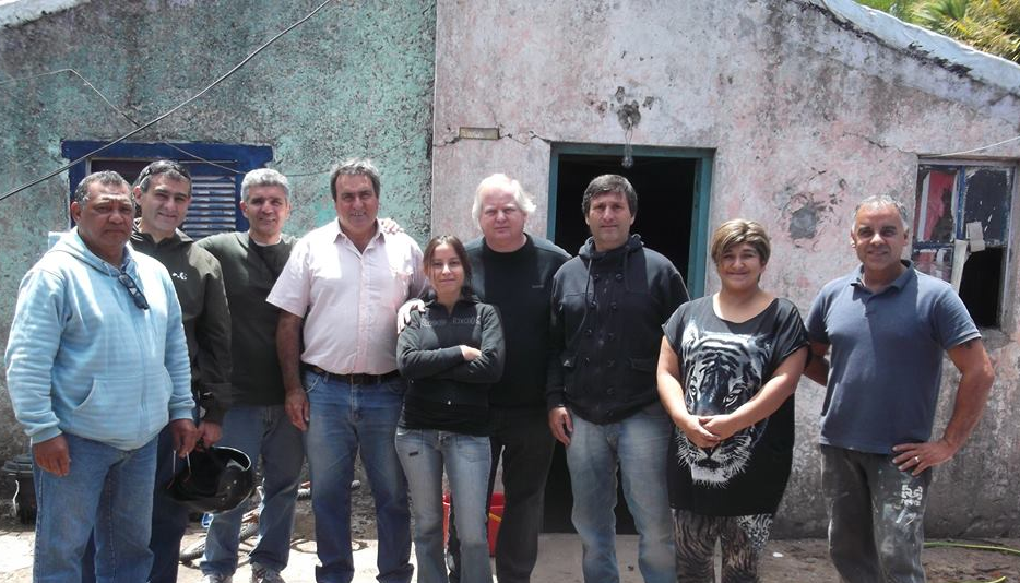 Compañeros de Bandera Vecinal junto a vecinos del barrio marplatense Malvinas Argentinas