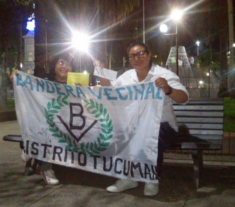 En la foto, de dos compañeras militantes del BV de la ciudad de Concepción, en la plaza principal, mostrando orgullosas la enseña del Partido y sus fichas de afiliadas