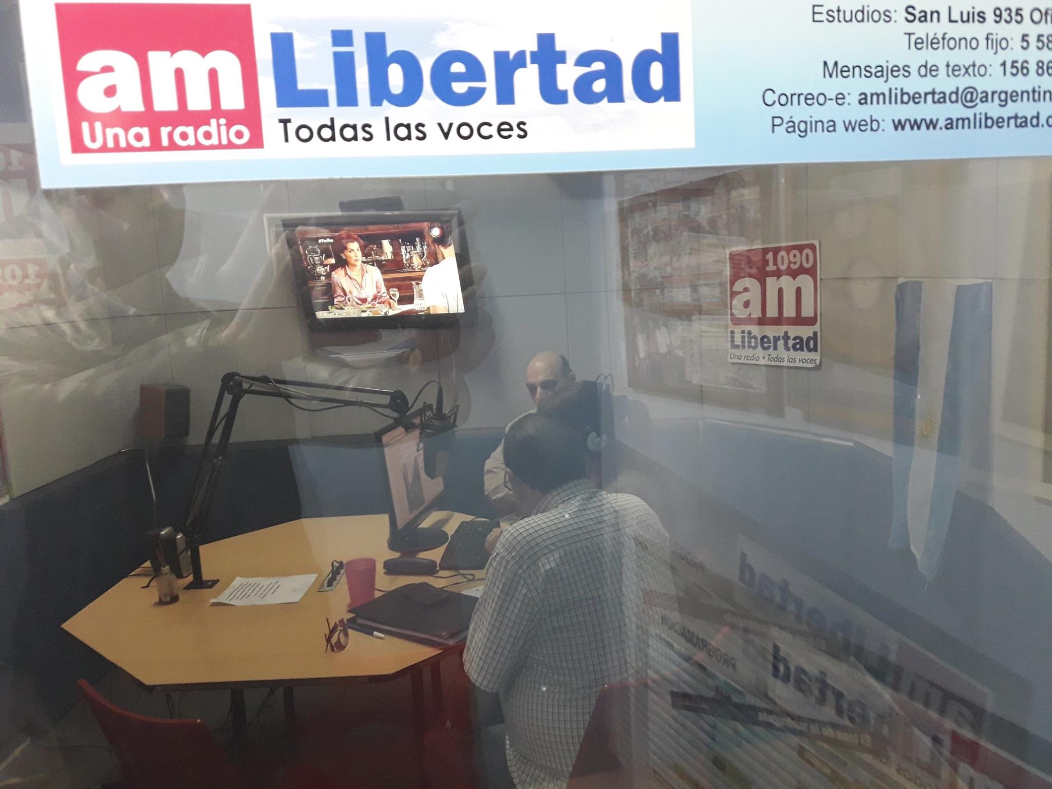 Biondini en los estudios de AM Libertad 1090 de Rosario dialogando con el periodista Hugo Fernández Moreno, conductor del programa "El Protagonista" (foto 1)