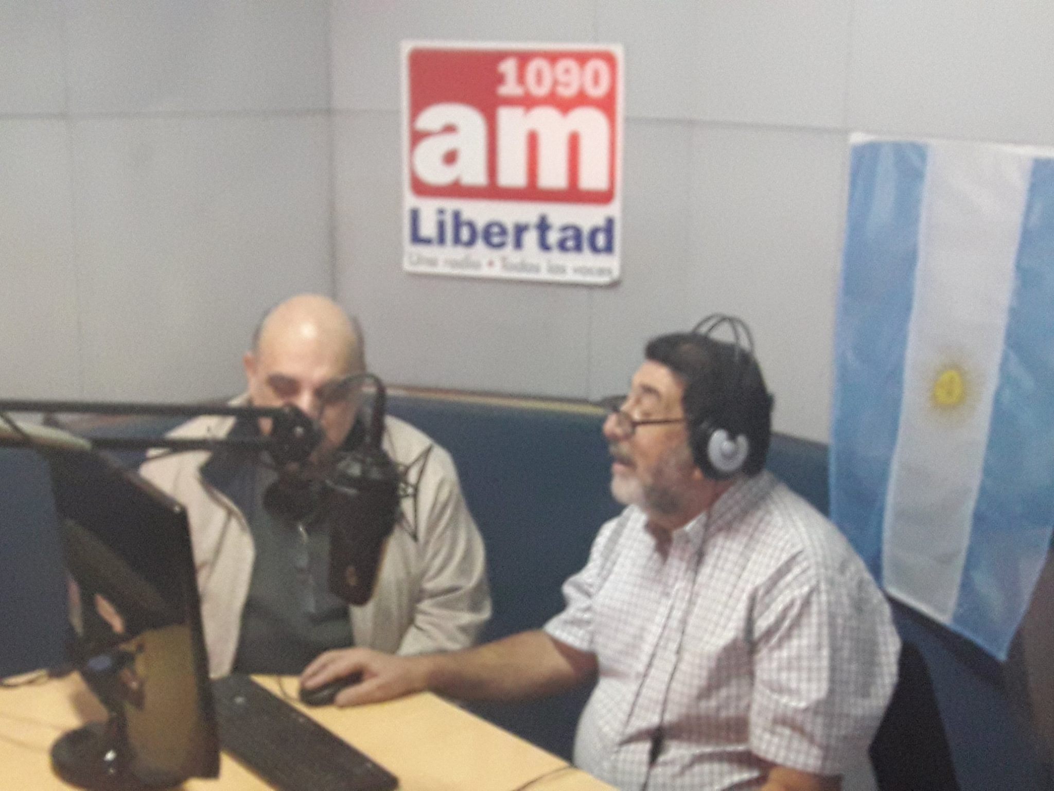 Biondini en los estudios de AM Libertad 1090 de Rosario dialogando con el periodista Hugo Fernández Moreno, conductor del programa "El Protagonista" (foto 2)